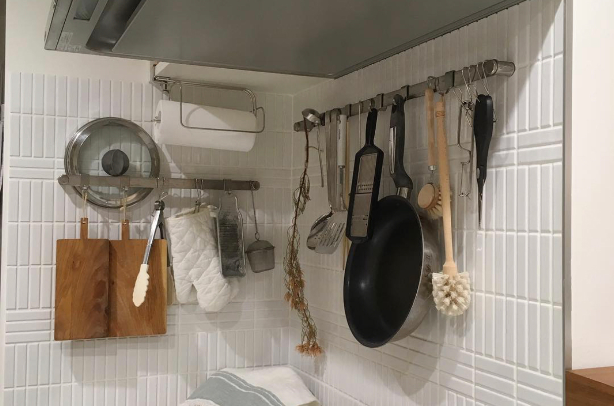厨房锅具收纳墙上,锅具收纳小妙招废物利用