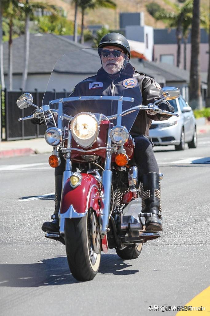 73岁施瓦辛格不低调，穿皮衣骑摩托炫酷抢眼，踩铆钉靴显硬汉本色