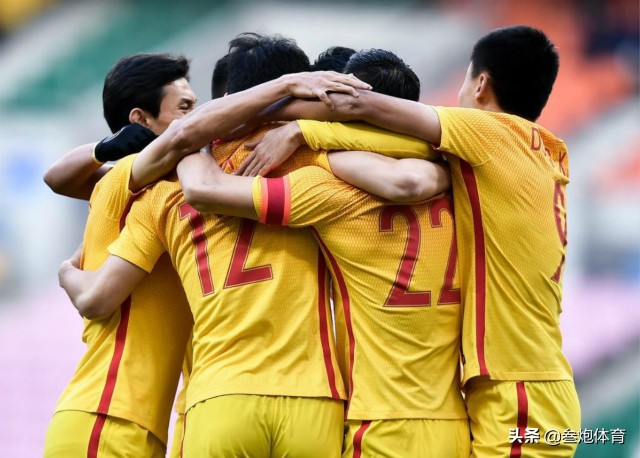 国足爆笑名场面被队友踢到头,国足输得最惨一次15比零视频