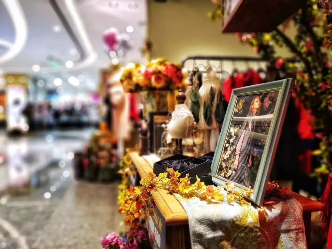 这家新开的服装店，要把法国时尚女装FEXATA斐格思带给你……