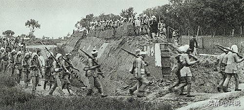 八路军送两个日本孤儿回日军驻地,八路军向村民赔礼道歉