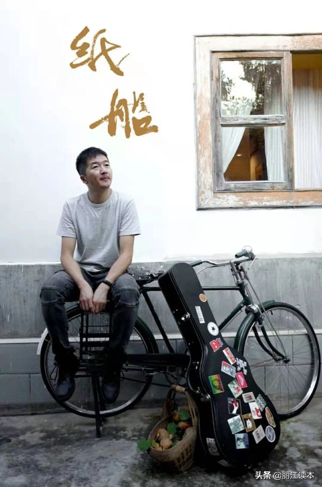 他被称为民谣诗人，连续七年在全国巡演，却少有人知道他来自丽江