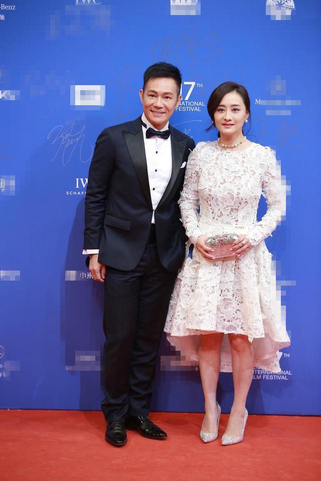 陈德容穿露肩白长裙的气质怎么样,陈德容穿白色t恤惊艳写真照