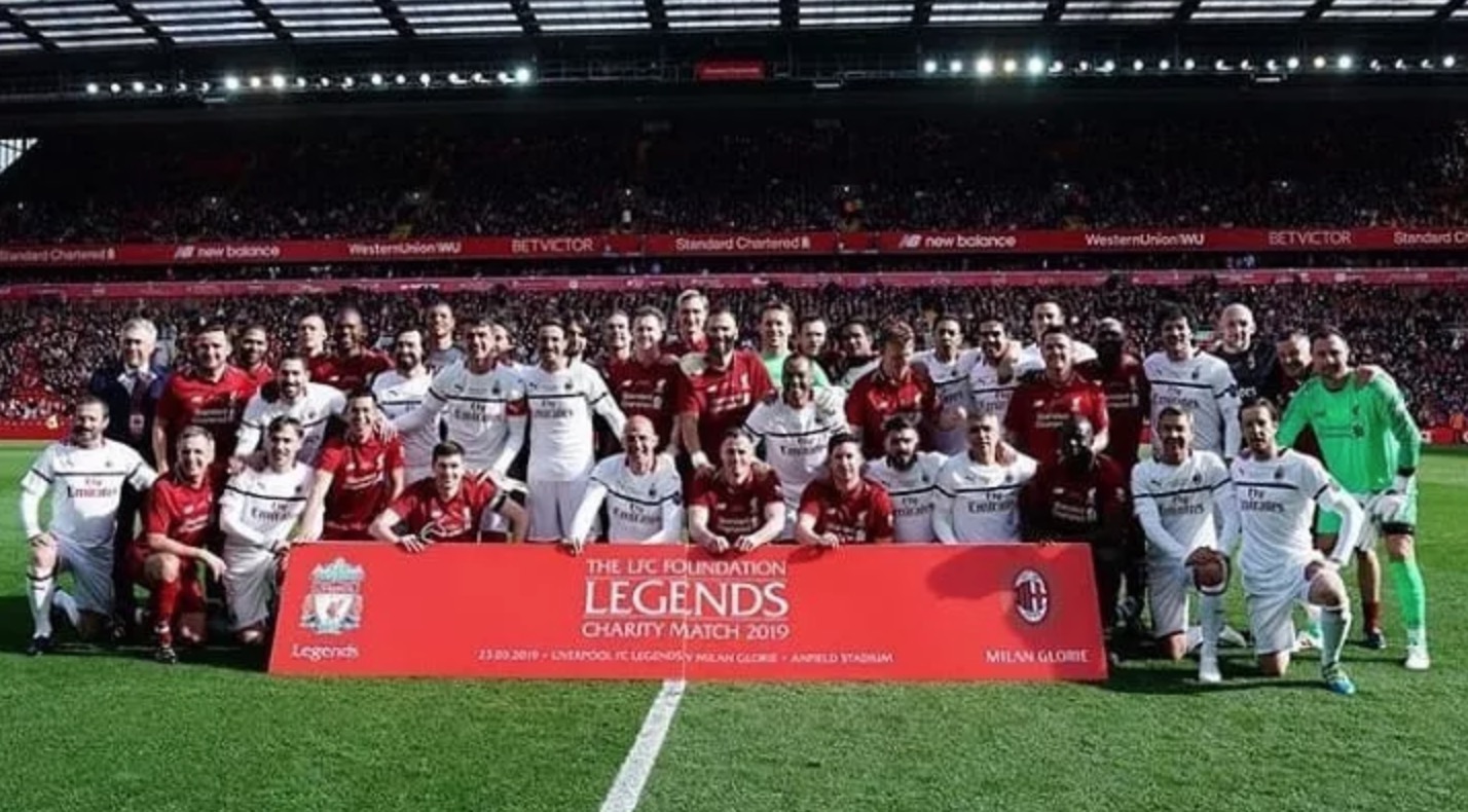 老人看足球比赛哭了,球迷观看国米逆转ac米兰