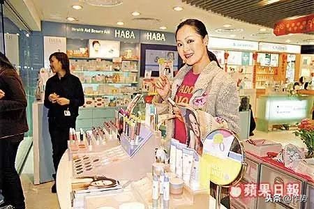 她大概是女明星中最成功的“美妆博主”