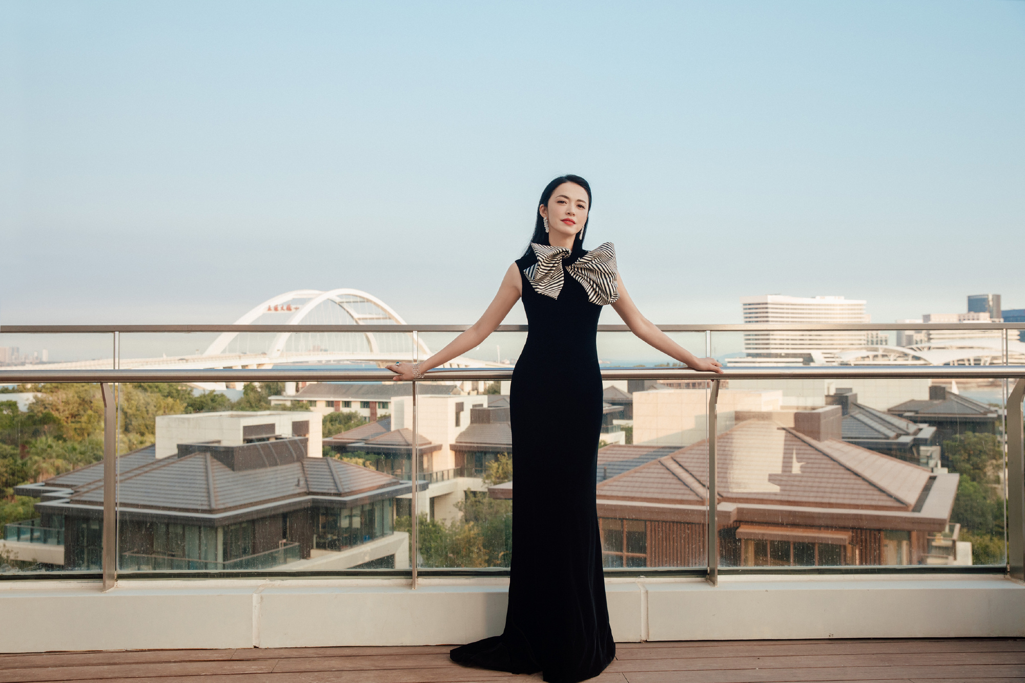 姚晨穿黑白连身裙亮相某活动,姚晨穿搭虽气势凛然