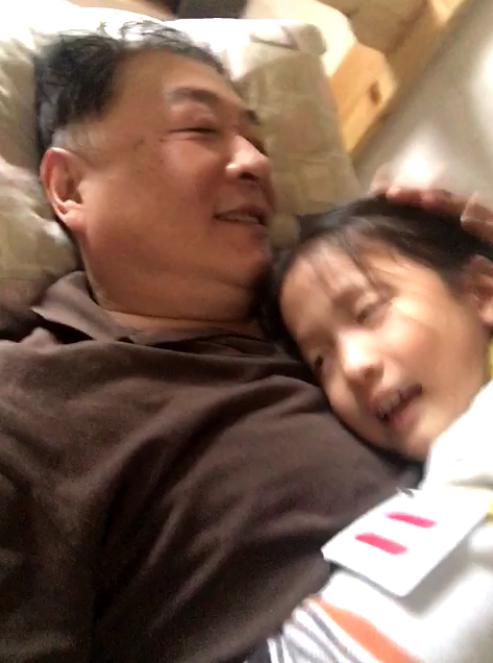 58岁刘斌近照曝光，结婚3次妻子都小十多岁，6岁女儿似孙女爱撒娇