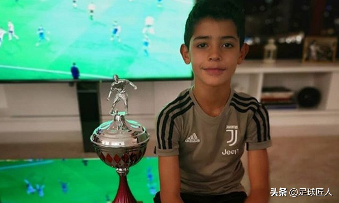 c罗携儿子迷你罗庆祝第三座欧冠,尤文c罗迷你罗
