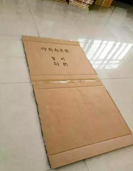 健身可以直接躺地上不用瑜伽垫,没有瑜伽垫可以躺床上吗