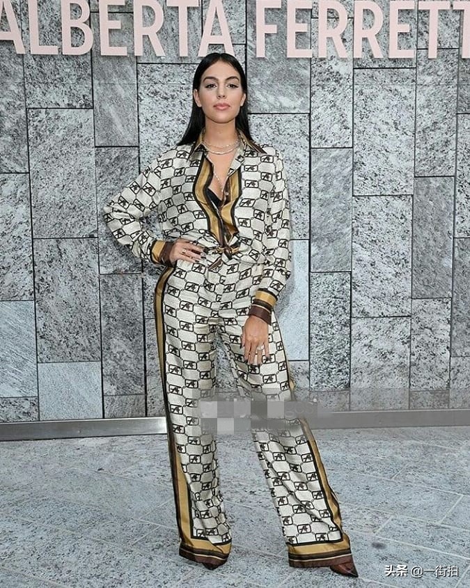 C罗女友现身难遮好身材，5265衬衫配5640阔腿裤，身材像极卡戴珊