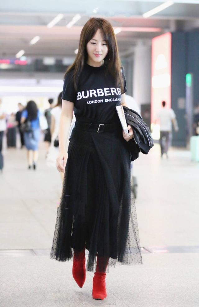 49岁杨钰莹穿阔腿裤,杨钰莹穿丝绒连体裤