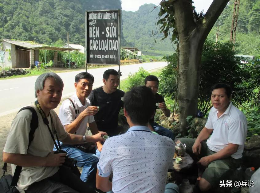 越南老兵重回当年战斗过的洞穴 (越南老兵回忆丛林战争)