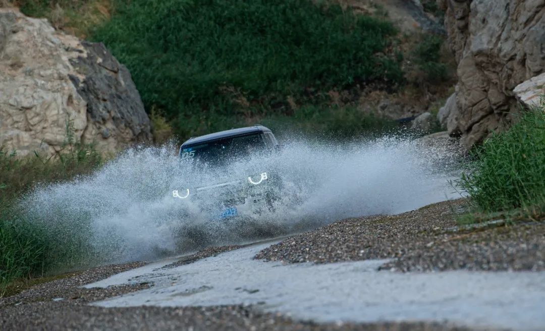 平行进口路虎卫士110版最新试驾,路虎卫士110p400e试驾