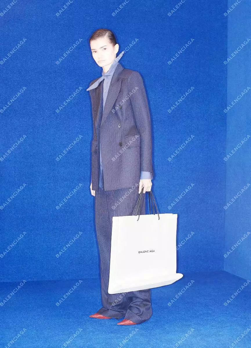 废旧纸袋如何做收纳包包,大牌纸袋斜挎包包改造教程