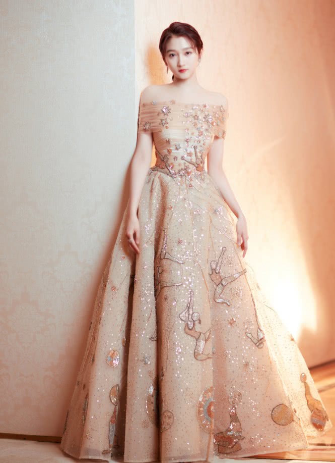 关晓彤高级感穿裙,关晓彤半身裙露脐