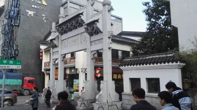 长沙人的快乐正一点一点回来！白天摩天大楼，晚上一脚解放西