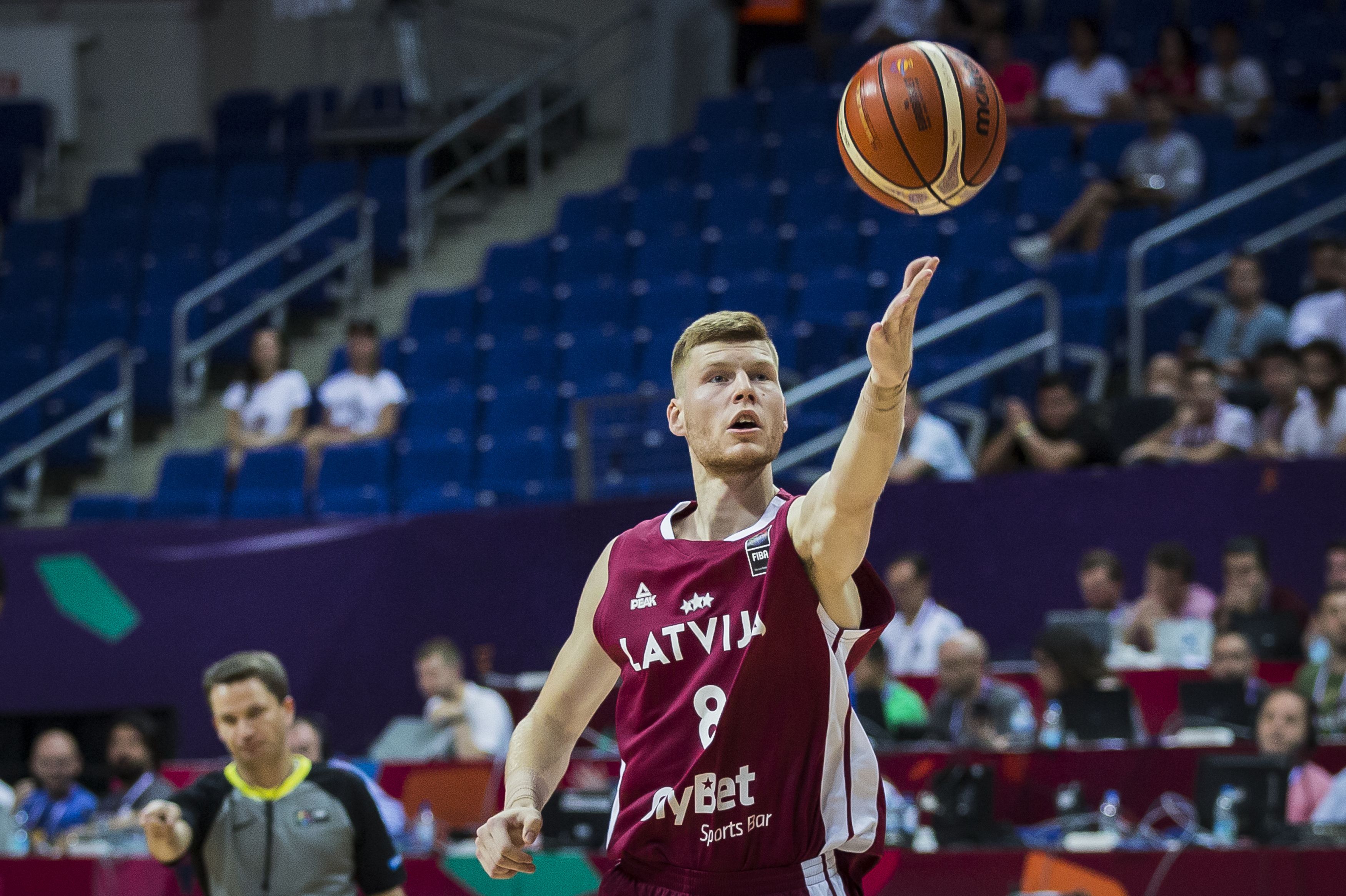 用9根手指投出联盟第1的三分命中率！10段小故事带你认识马刺妖星