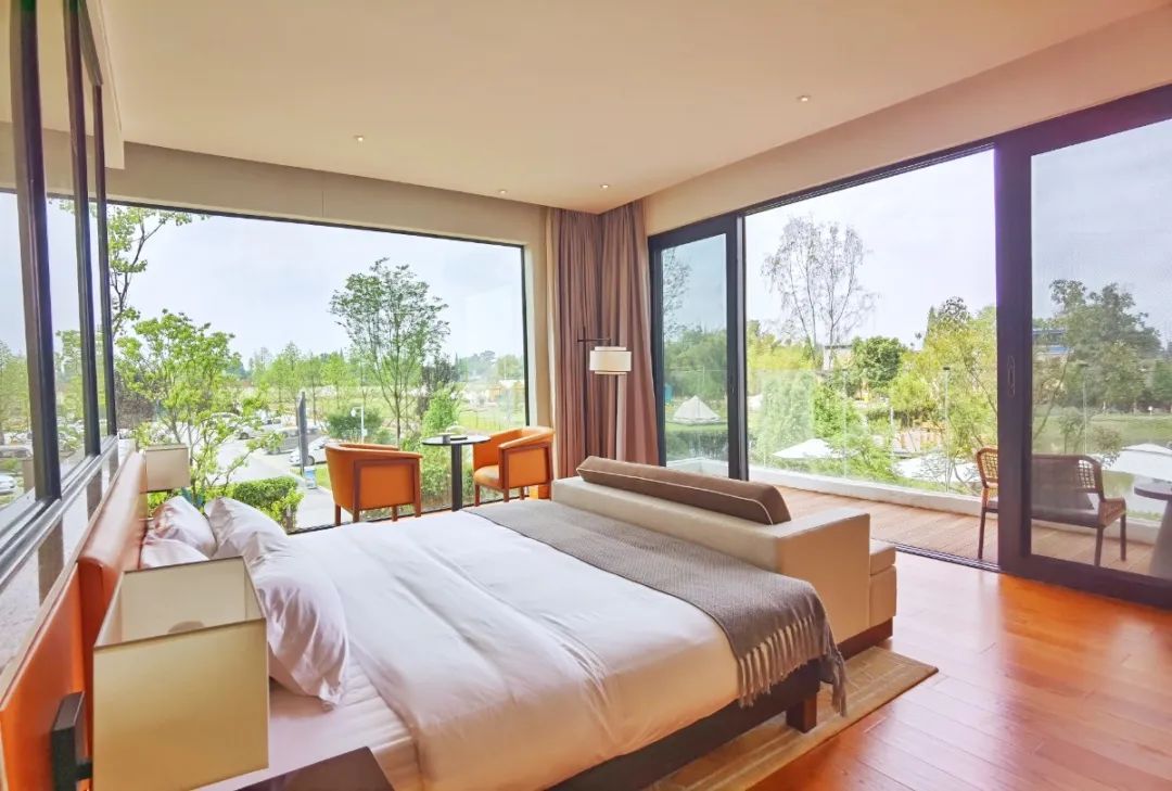 「觅趣小镇新都·原舍绿茵」湖畔泳池，畅玩斑竹园足球音乐小镇