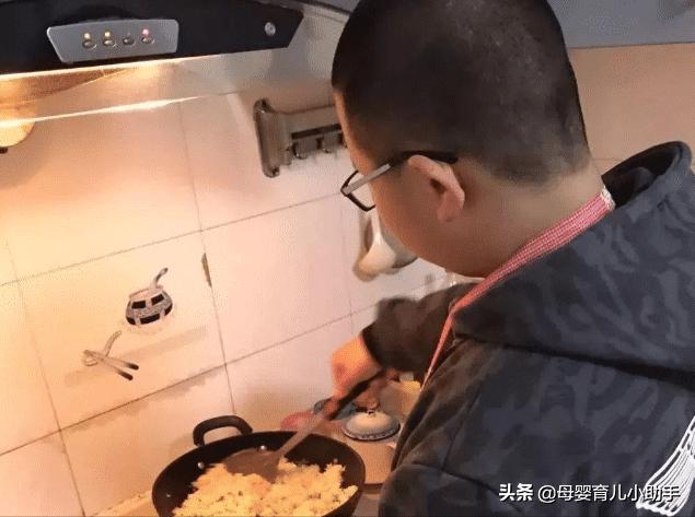 姐姐旧衣改造给弟弟,姐姐用旧毛毯给弟弟改衣服