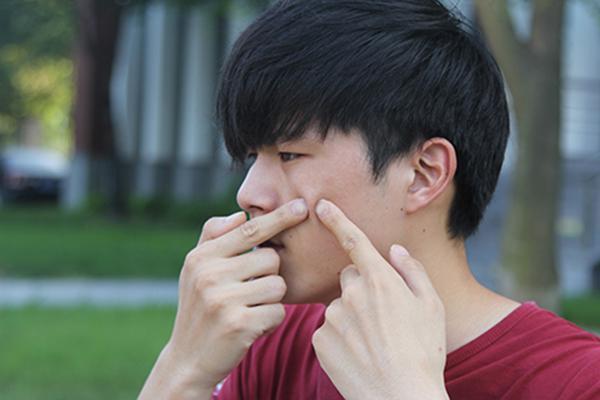 抿嘴时下巴密密麻麻小疙瘩,下巴一抿嘴有个白色疙瘩