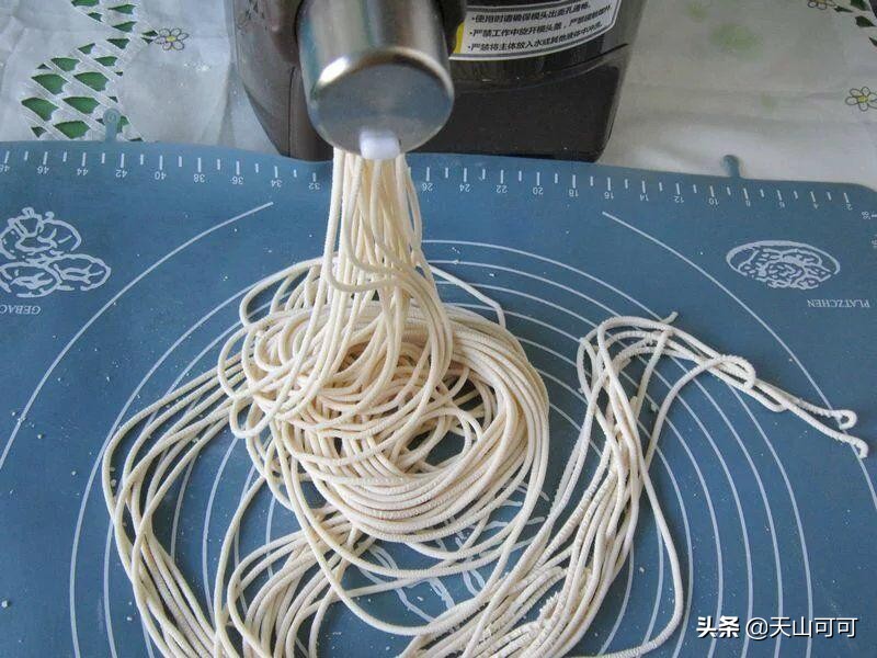 凉面的碱水面怎么煮不粘更筋道,碱面条筋道