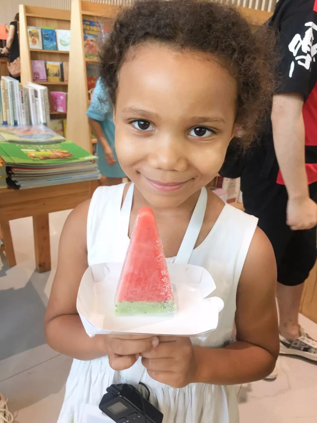 番薯汉桥夏令营进行时|书法剪纸绘画设计篮球和吃西瓜比赛