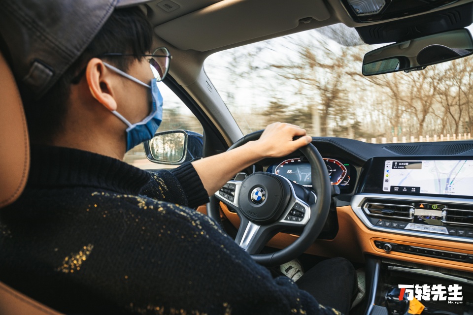 试驾宝马330Li丨即便它变得舒适，也依旧能让人爱上