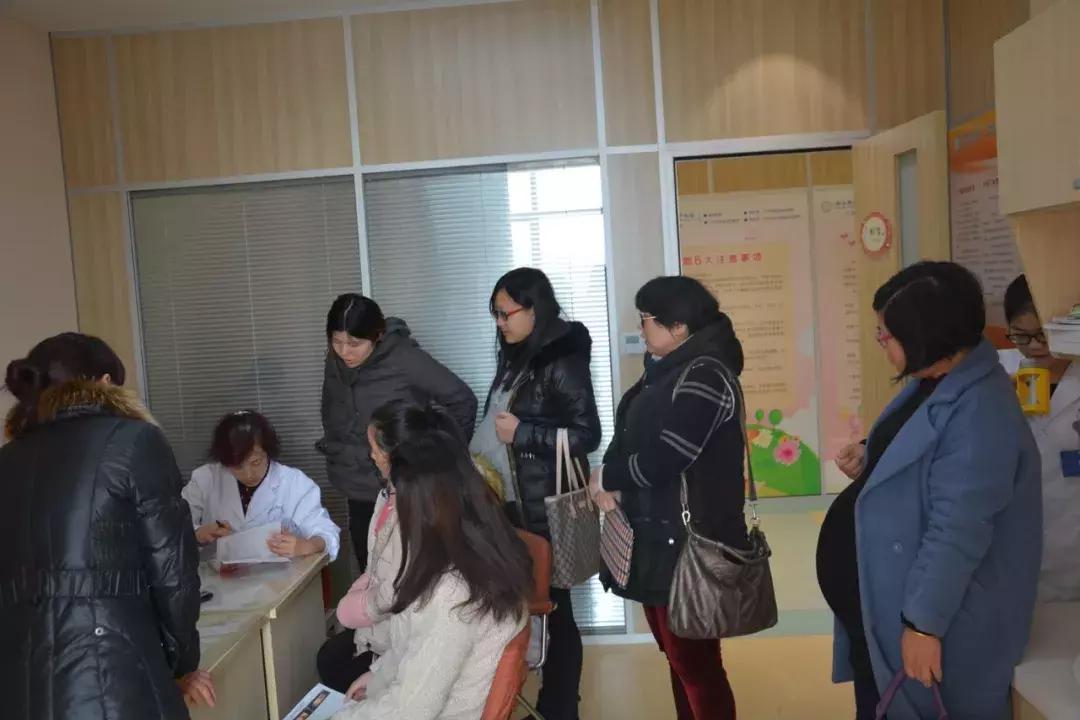 春节防疫不打烊坚守岗位保平安,平安夜依然坚守岗位的医护