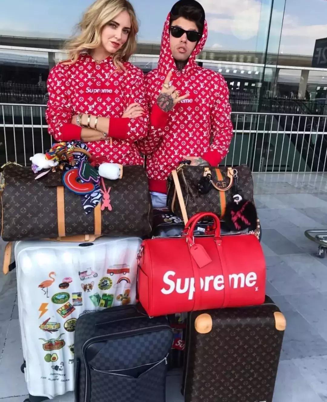 穿着大logo的衣服,穿大logo的衣服就很土吗