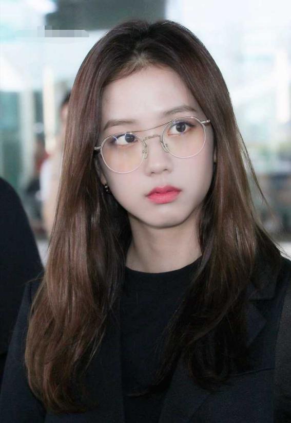 中国粉丝为韩女星送礼惹争议,光名牌包就值一套房,宠物都有礼物