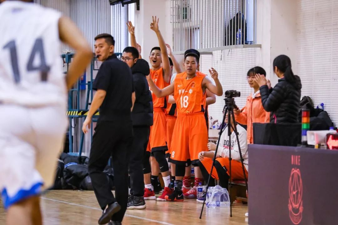 新·十六强齐亮相高中赛场见*力暴**隔扣丨18-19耐克高中联赛