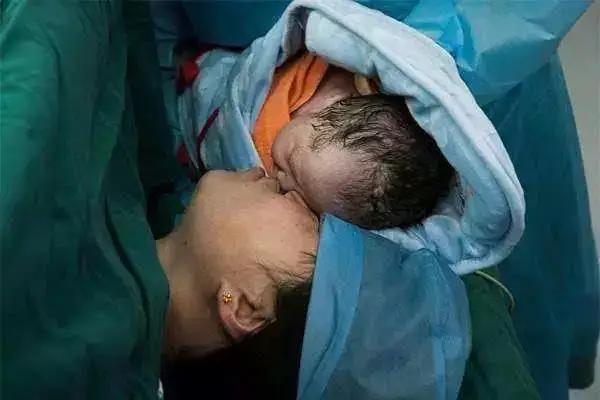 剖腹产三次再做剖腹产会有危险吗,剖腹产两次做无痛需要住院几天