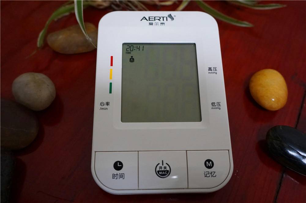 长坤手臂式智能电子血压计,爱尔泰血氧仪