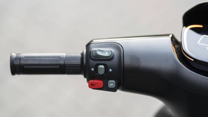 大灯炫酷有型,九号e100大灯效果