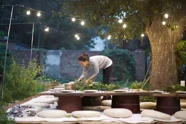 这家破厂房改造的花店，这是北京最美的小花店，明星都来拍照