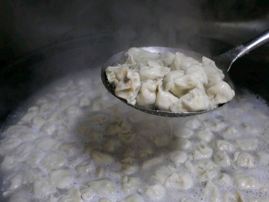 水晶饺子怎么煮才能不破皮,和饺子面技巧劲道不破皮煮不烂