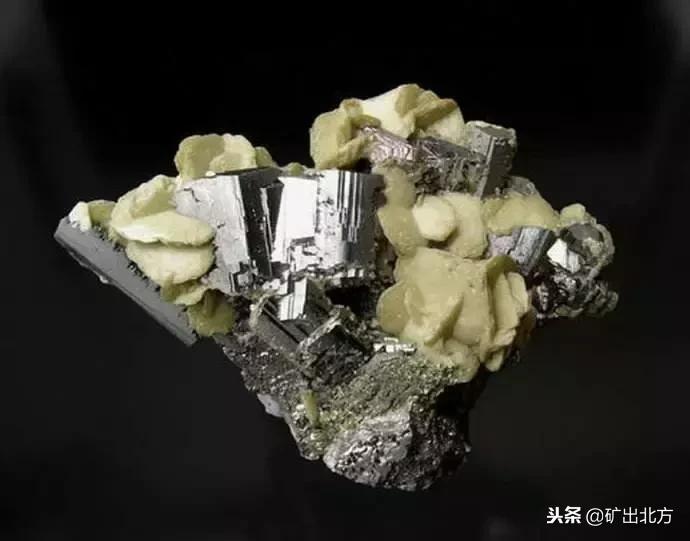 看到哪些标志要远离呢,看到这几种东西千万不要捡