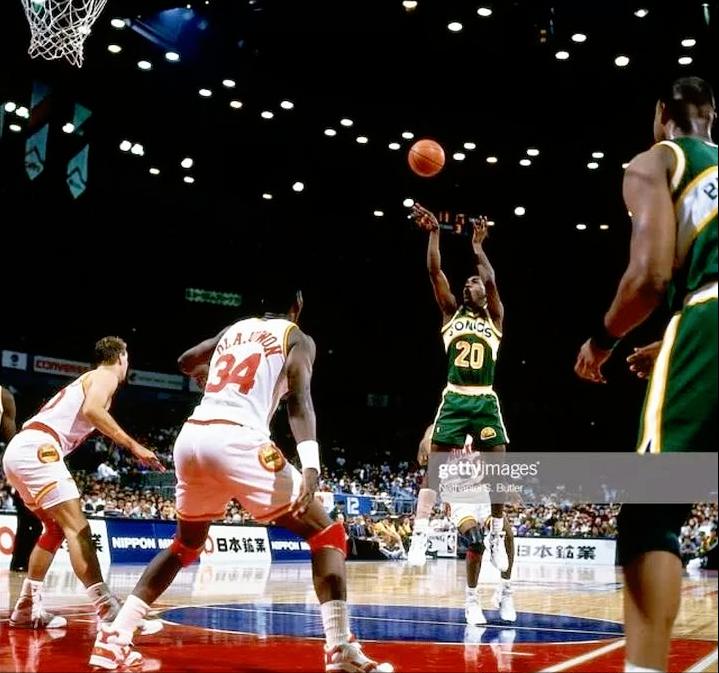 NBA上古巨星传-哈基姆·奥拉朱旺！虚晃迷踪步，大梦方初醒