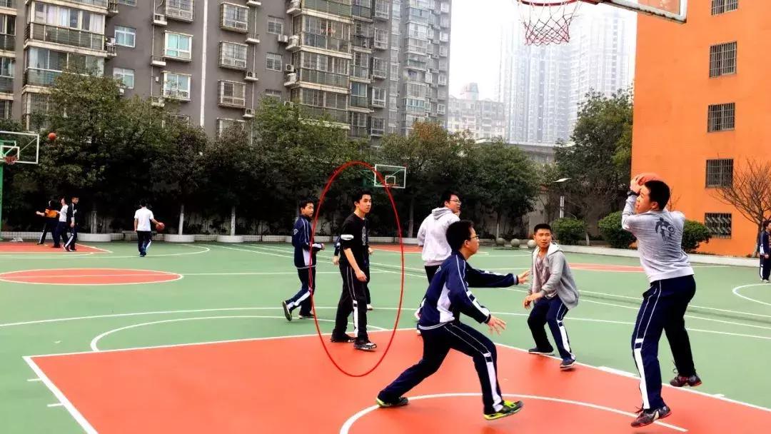 一个篮球队由十四名球员组成,由一群傻子组成的篮球队