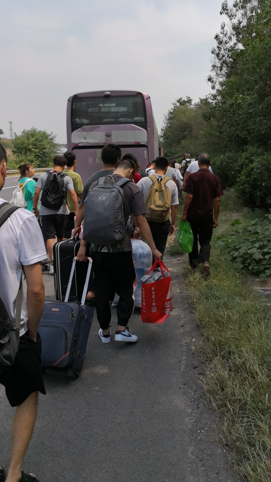 大巴车前轮没气停在路边高速交警及时帮助排除隐患