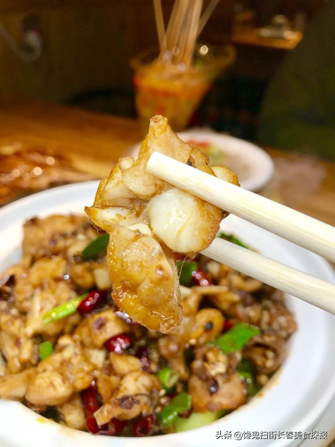 二道老厂区奇店。鹅的一切，全都炭火烤。烤鹅脖大锤抡