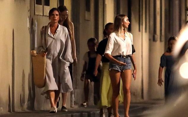 8岁的小七比妈妈还会穿了？这条蓝色Zara露肩裙秒售罄，大姑娘啦