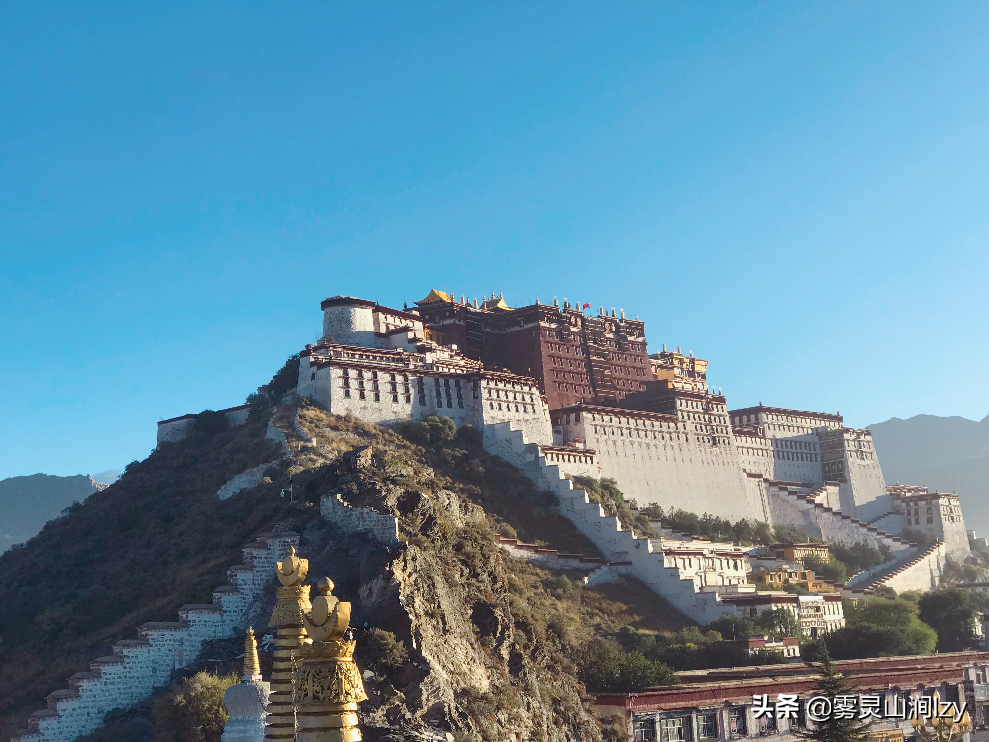 蓝天白云下的雪域高原布达拉宫,蓝天之下日光之城简介