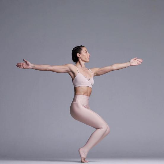 美国气质瑜伽老师Aina，生完孩子身材线条流畅，产后妈妈减肥榜样