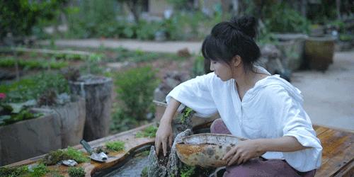 用废弃木床做书架,多功能流觞曲水桌