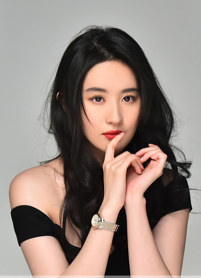 发际线高怎样披头发好看,披头发好看还是扎马尾好看