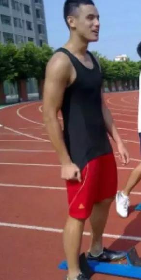 他身高183公分,胸肌硕大差点把衬衫撑爆,这身材简直绝了