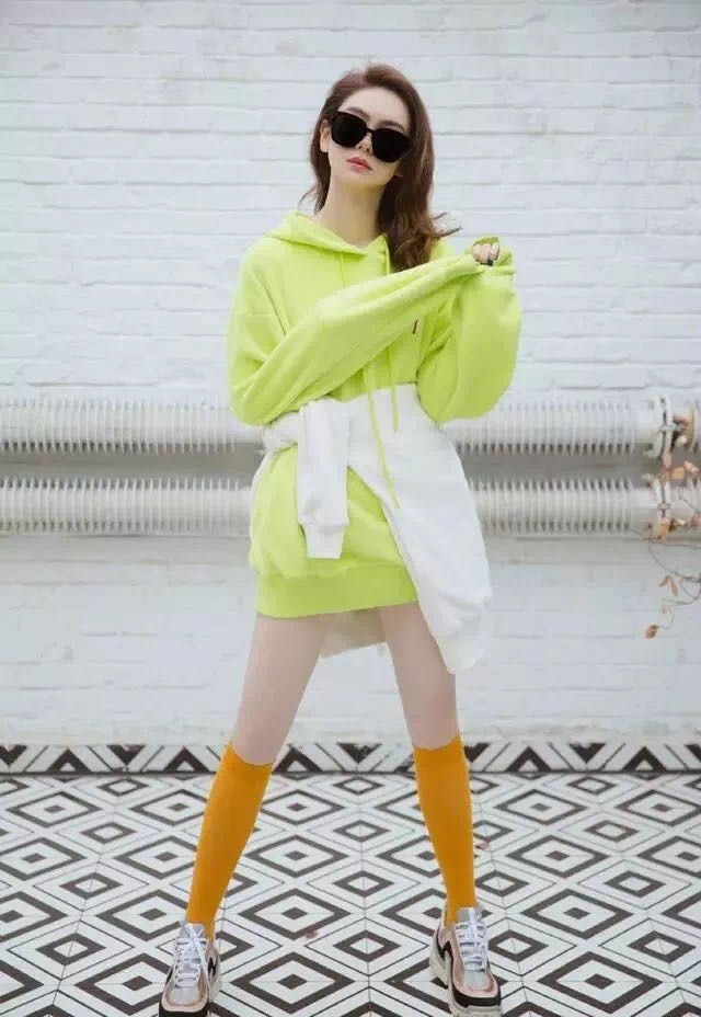 搭配鲨鱼裤显瘦显高的中筒袜,过膝小腿中筒袜哪个更显瘦