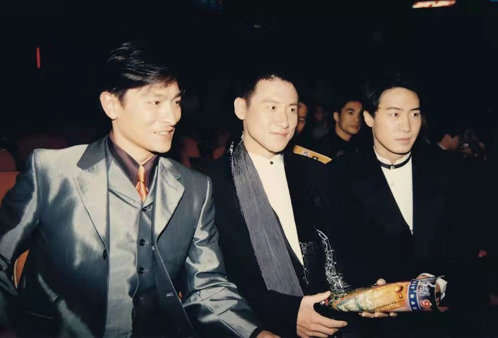 54岁李克勤为房贷被迫喝酒，携港姐嫩妻聚餐，透好声音不火原因