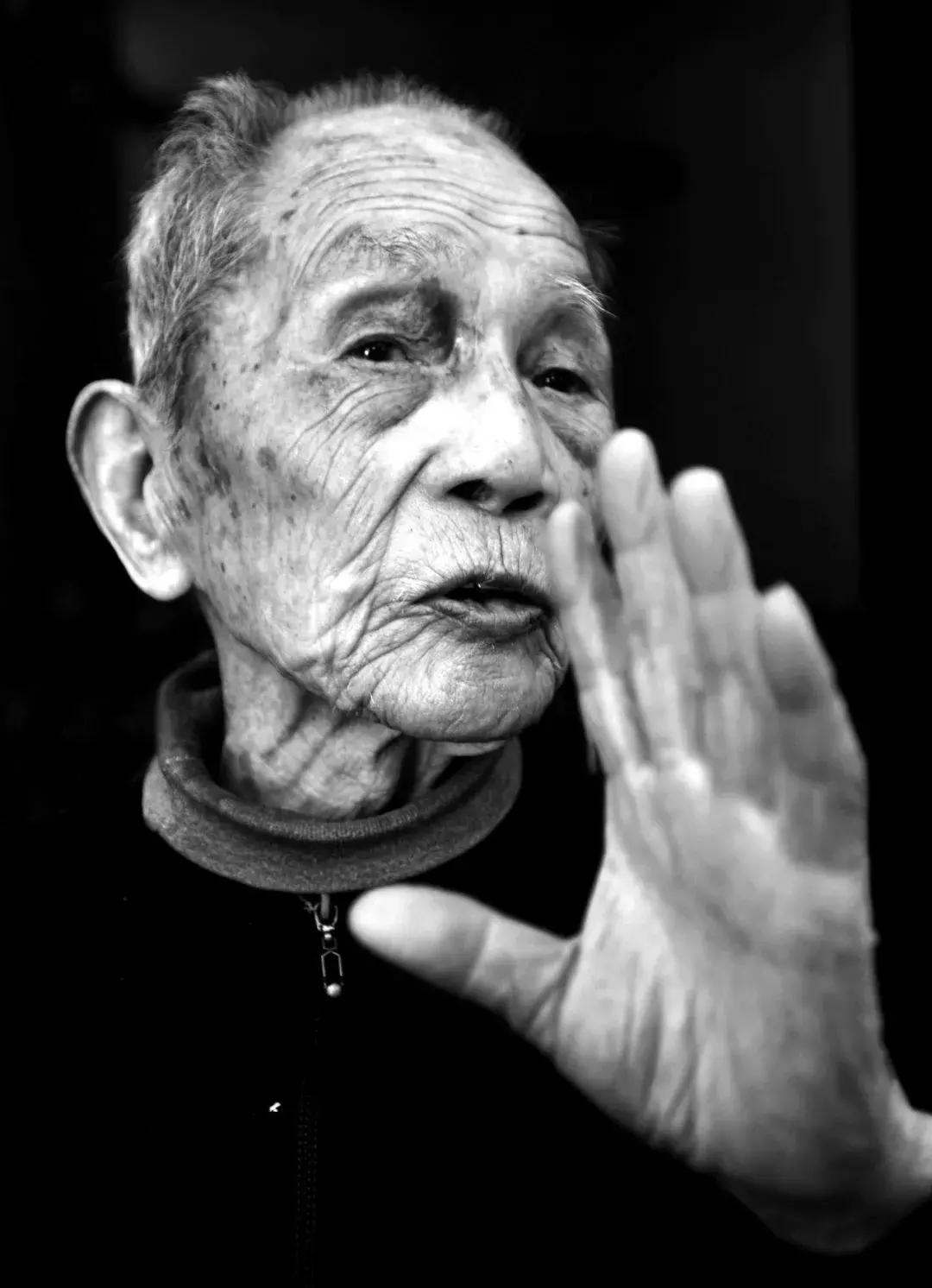 连阳标统:百岁老兵每天拿着拐棍向窗外射击,他的战争还没结束?